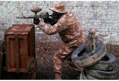 Gra w paintball w strzelnicy Faro