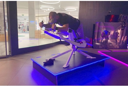 Trening na sportowym symulatorze lotu VR ICAROS w VR Planet w Szczecinie