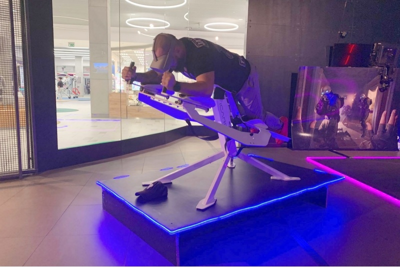 Trening na sportowym symulatorze lotu VR ICAROS w VR Planet w Szczecinie