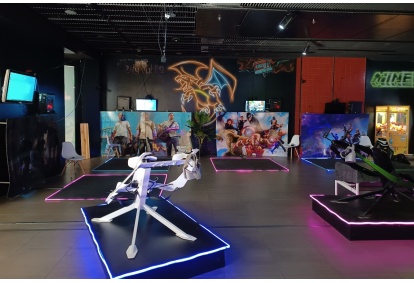 Trening na sportowym symulatorze lotu VR ICAROS dla dwojga w VR Planet