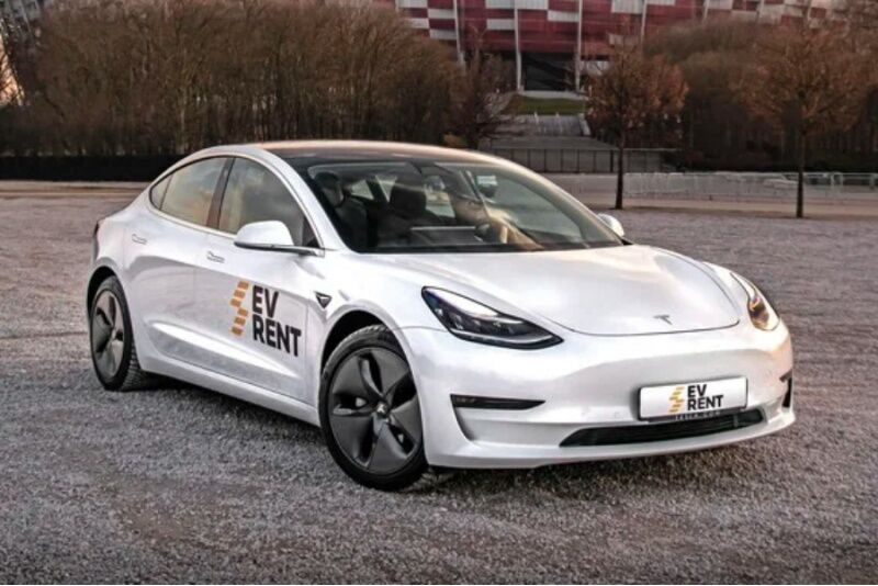 Przetestuj samochód marki Tesla Model 3 w Poznaniu