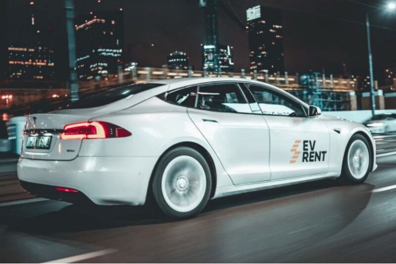 Poznaj najszybszy SUW na świecie - Tesla Model X PLAID