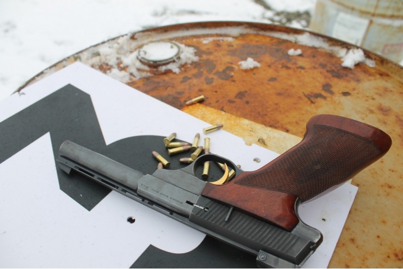 Poznaj Pistolet w strzelnicy KSK Pretor