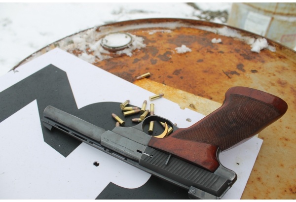 Poznaj Pistolet w strzelnicy KSK Pretor