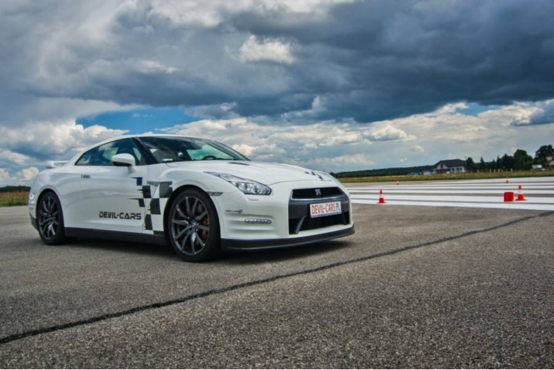 Przejażdżka za kierownicą samochodu Audi R8 V10 lub Nissan GTR