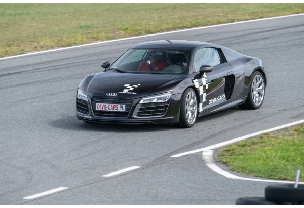 Przejażdżka za kierownicą samochodu Audi R8 V10 lub Nissan GTR