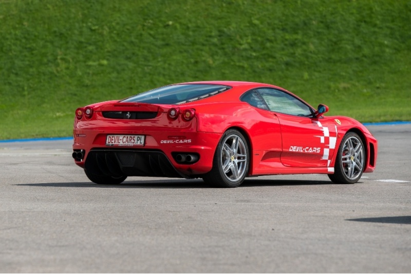 Przejażdżka za kierownicą samochodu Lamborghini Gallardo lub Ferrari F430