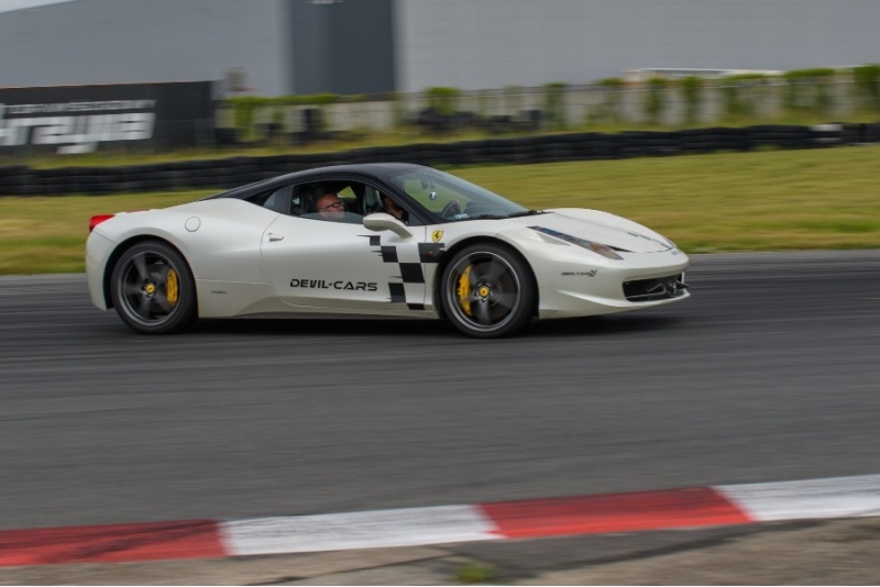 Przejażdżka za kierownicą samochodu Ferrari Italia 458