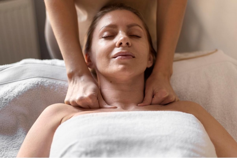 Masaż leczniczy pleców, karku, głowy i ramion w Sari SPA