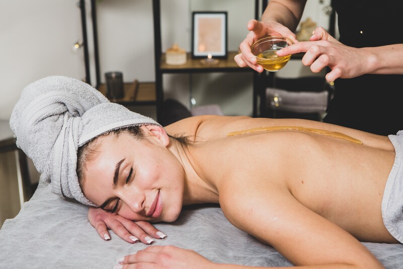 Ekskluzuwny masaż złotym olejem dla niej w Noelle SPA & Beauty