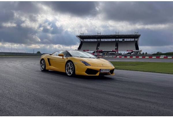Jazda Lamborghini vs Ferrari z Fun Racing