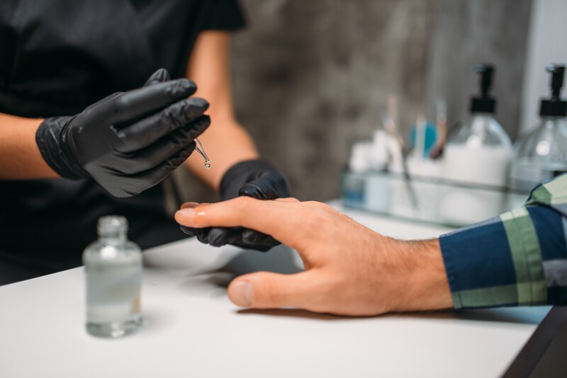 Manicure męski z zabiegiem parafinowym w Radomiu