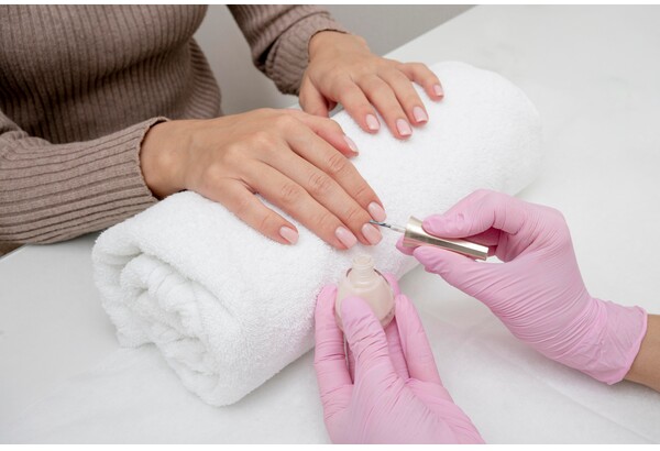 Manicure spa z regeneracją po hybrydzie w Radomiu