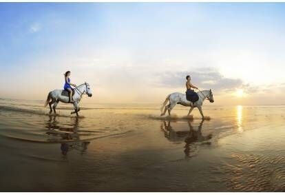 Romantyczne pasijodinėjimas konia na plaży