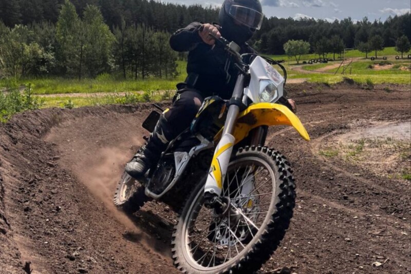 Przejażdżka elektrycznym motocyklem SUR-RON w okolicach Wilna