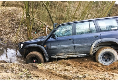 Jazda 4x4 Nissan Patrol GR dla 1-2 osób nieopodal Warszawy