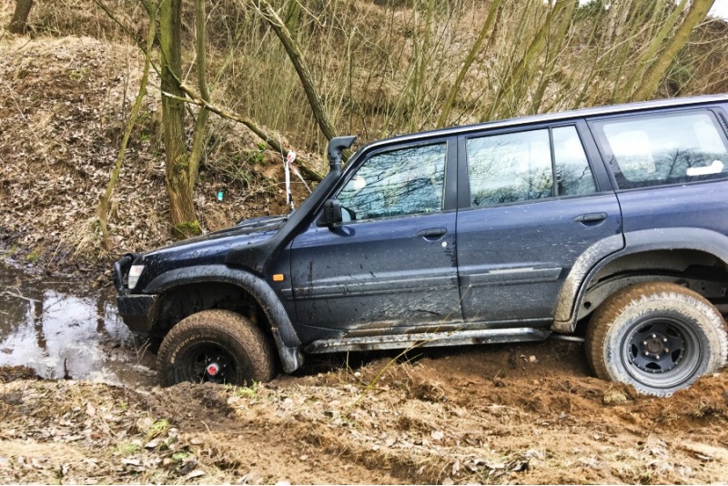 Jazda 4x4 Nissan Patrol GR dla 1-2 osób nieopodal Warszawy