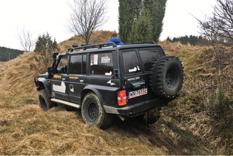 Szkolenie z jazdy samochodem terenowym Nissan Patrol GR nieopodal Warszawy