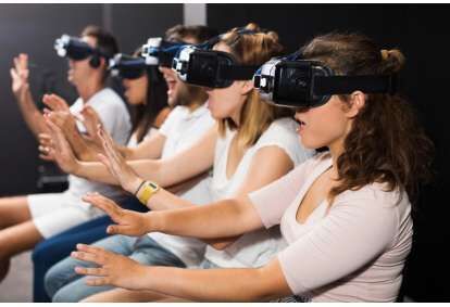 Zabawa w pokoju wirtualnej rzeczywistości VR Warsaw dla grupy