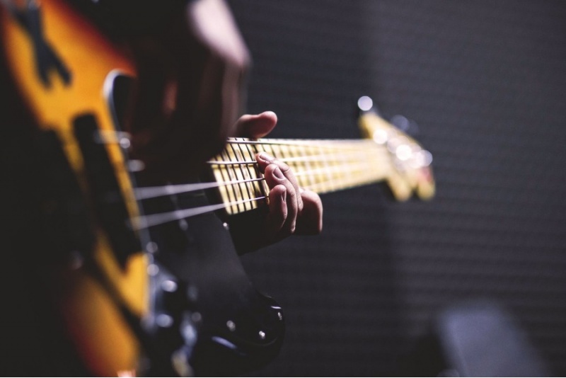 Lekcje gry na gitarze basowej w Poznaniu