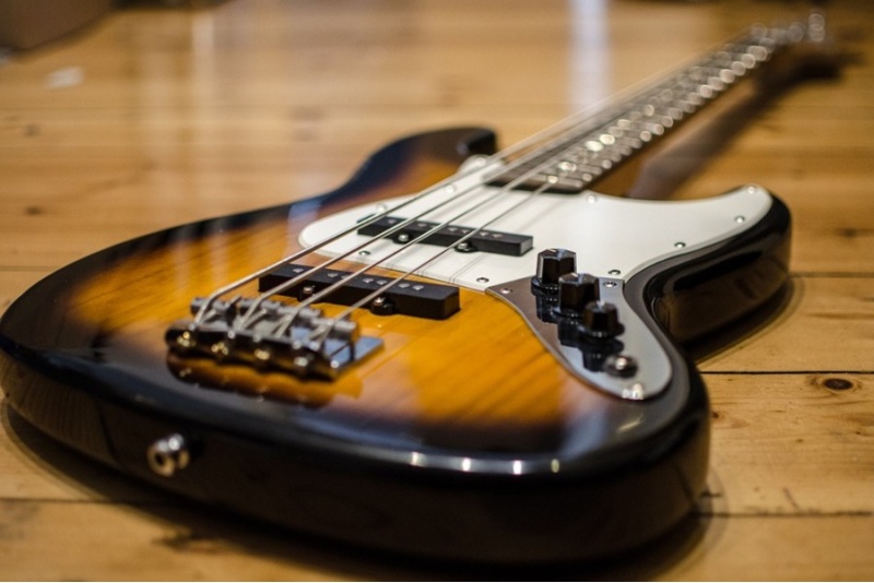 Lekcje gry na gitarze basowej