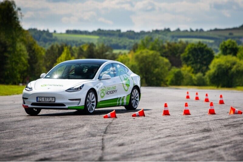 Szkolenie z bezpiecznej jazdy samochodem Tesla