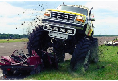 Tarowanie wraków Monster Truck