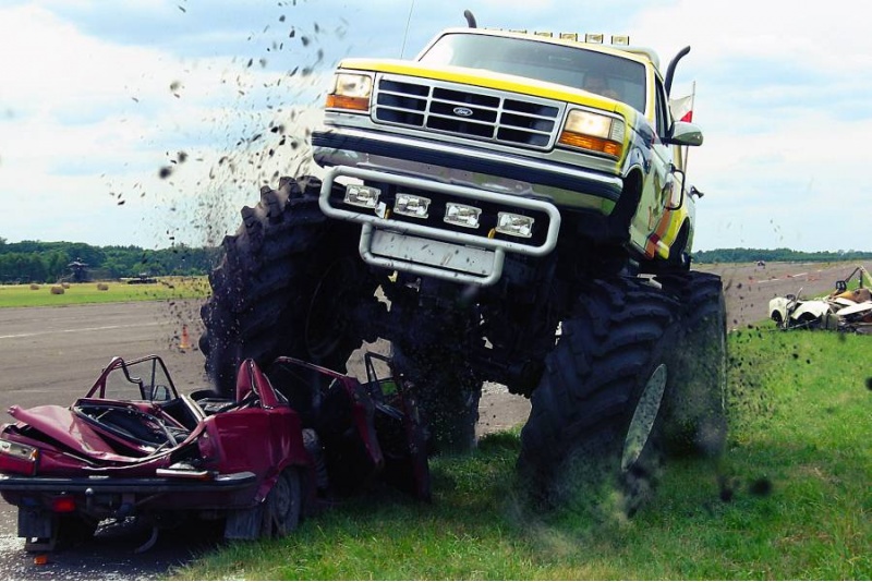 Tarowanie wraków Monster Truck