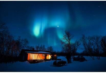 Przepiękną atmosferą przepełniona noc w domku zorzy polarnej na łonie przyrody