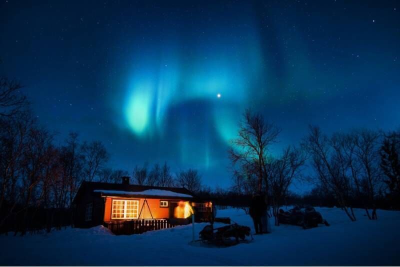 Przepiękną atmosferą przepełniona noc w domku zorzy polarnej na łonie przyrody
