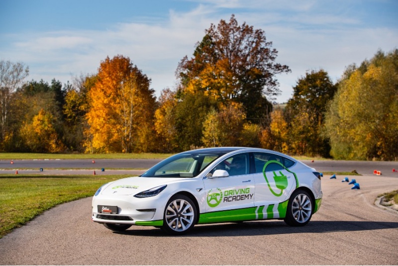 Jazda za kierownicą samochodu Tesla w Kielcach