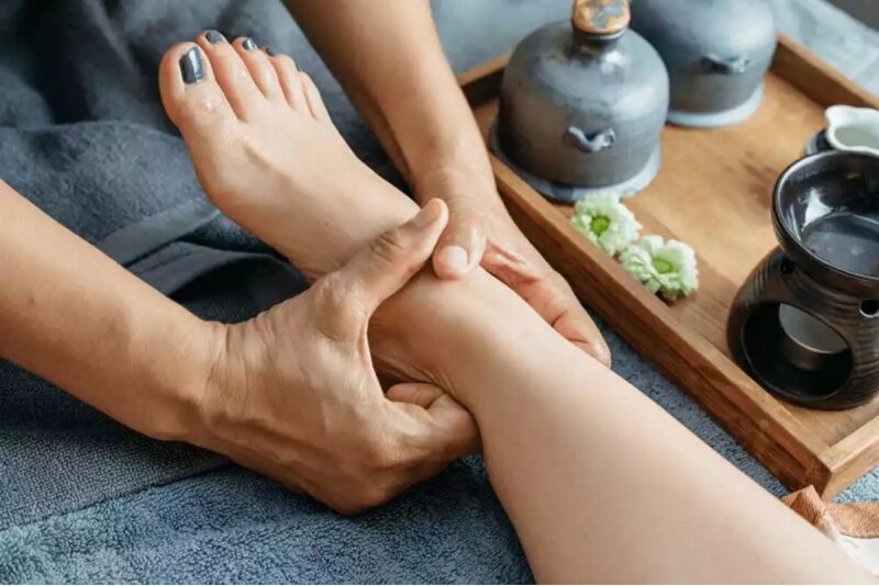 Tajski masaż stóp i nóg w salonie Thai World Spa w Warszawie