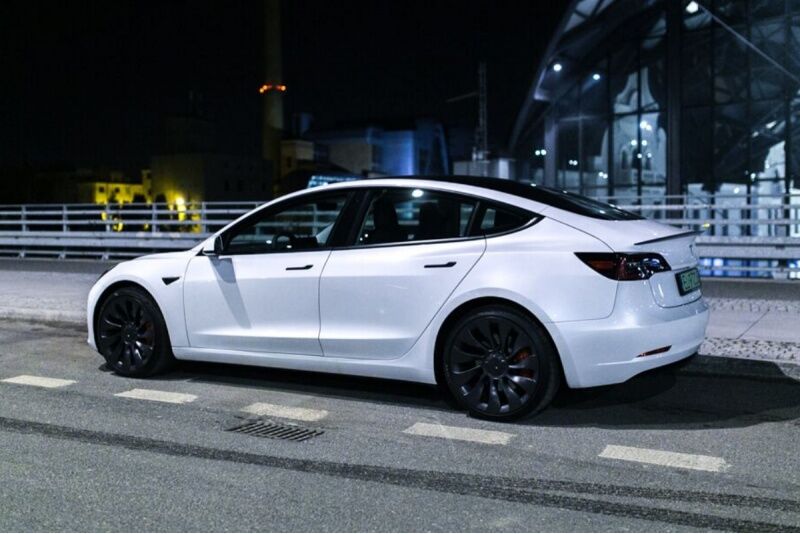 Wynajem samochodu Tesla 3 Performance z Dream Ride